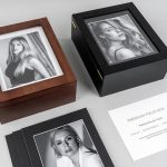 Premium Folio Box z drewna litego. Przykład wykonania producenta nPhoto; zakres zamówienia określa wybrany wariant.