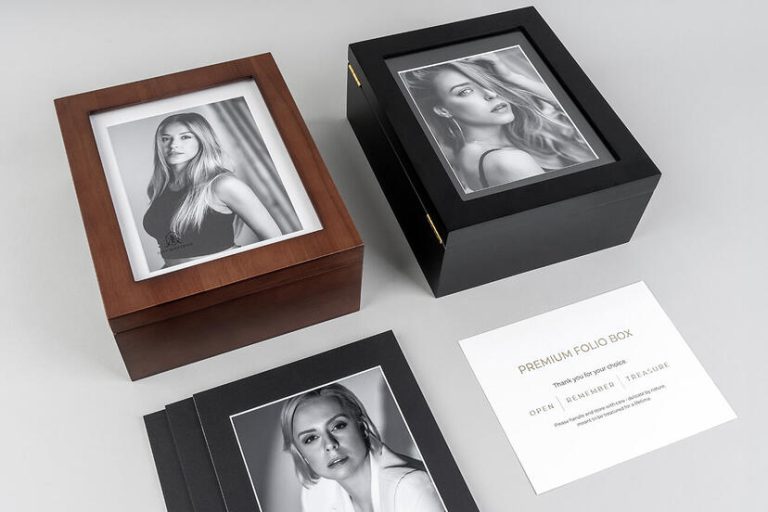 Premium Folio Box z drewna litego. Przykład wykonania producenta nPhoto; zakres zamówienia określa wybrany wariant.